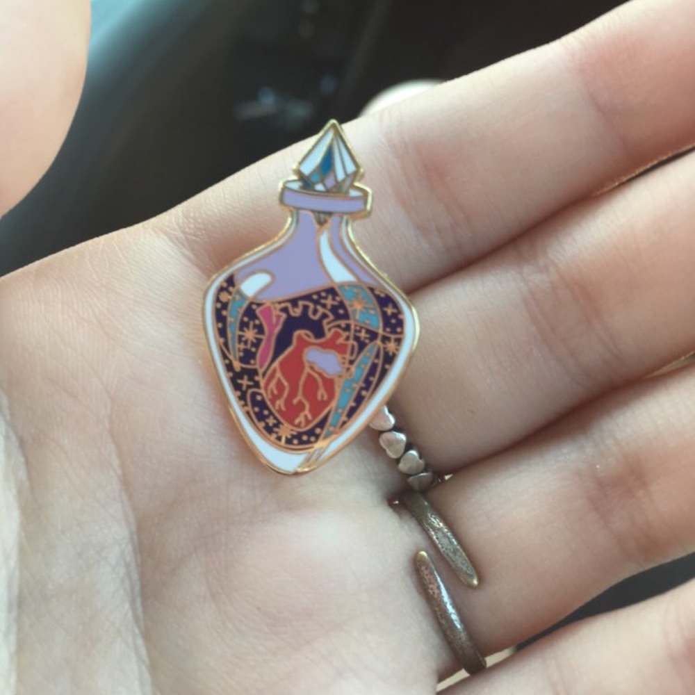 Anatomical Heart Enamel Lapel Pin Brooch - Picture 4 of 4